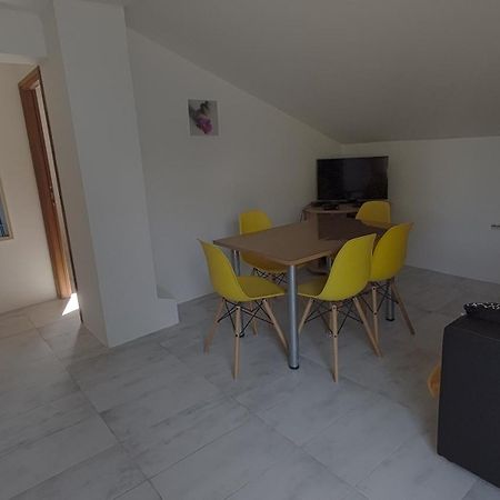 Apartman Tea Karlobag Buitenkant foto
