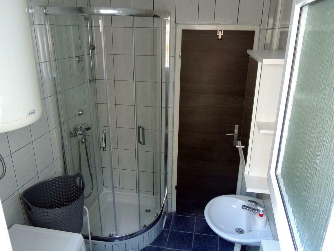 Apartman Tea Karlobag Buitenkant foto