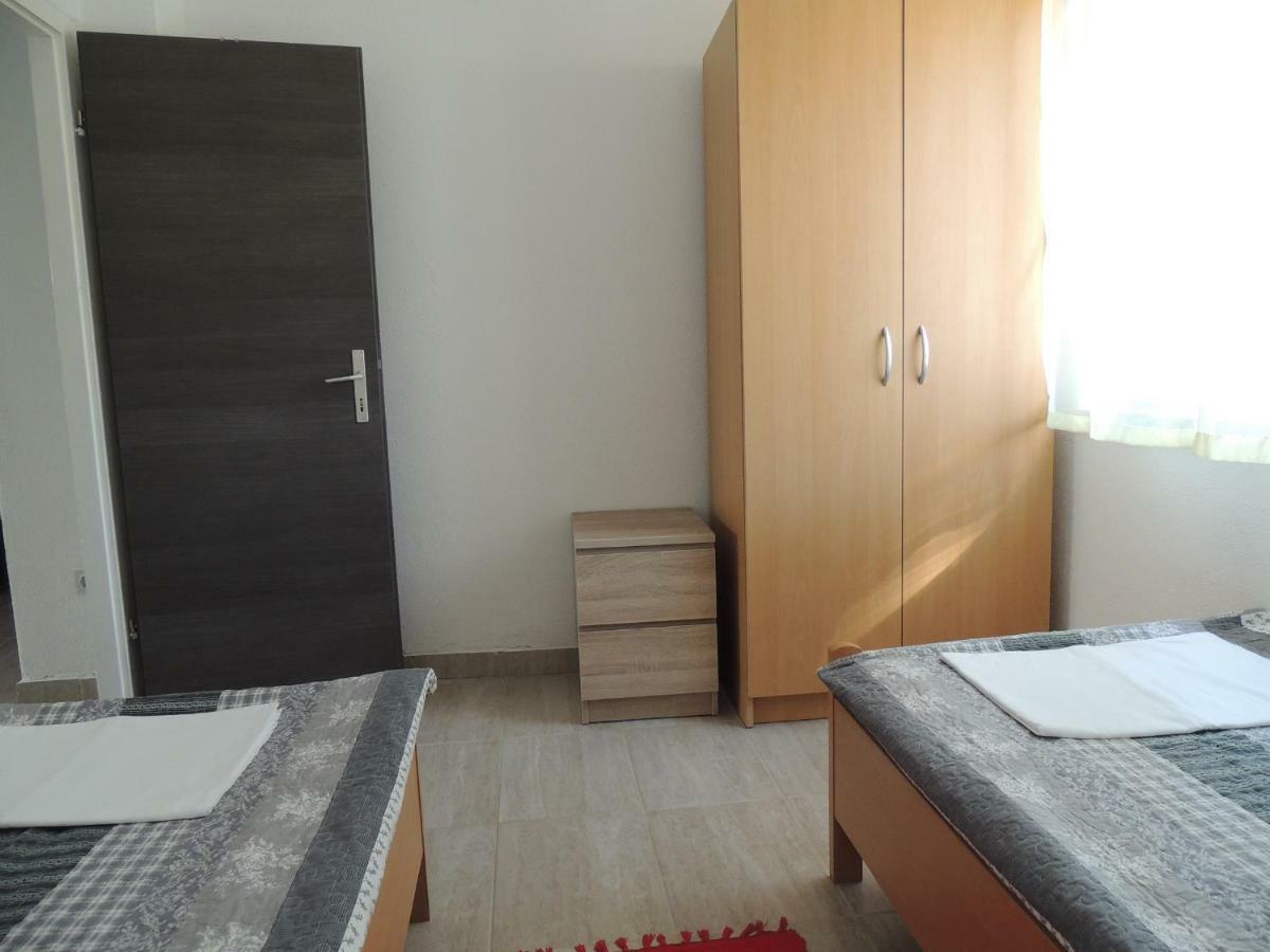 Apartman Tea Karlobag Buitenkant foto
