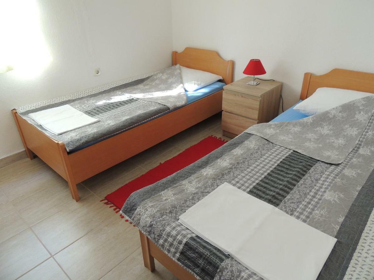 Apartman Tea Karlobag Buitenkant foto