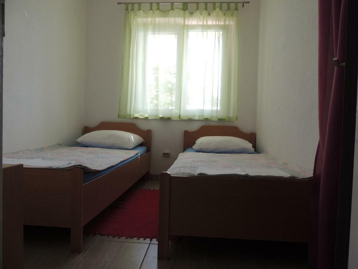 Apartman Tea Karlobag Buitenkant foto